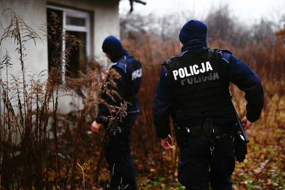 Policjanci podczas kontroli pustostanu.