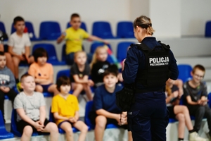 Policjantka podczas prelekcji z dziećmi.