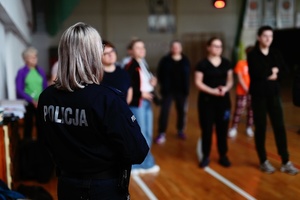 Kobiety z policjantką podcas otwarcia.