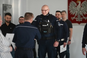 Policjant odbierający nagrodę z rąk Komendanta Miejskiego Policji w Skierniewicach.