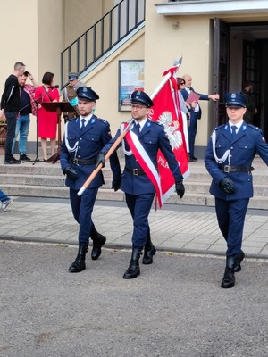 Policjanci w poczcie sztandarowym.