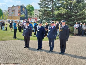 Komendant Miejski Policji w Skierniewicach składający kwiat pod pomnikiem.