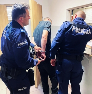Zatrzymany podczas doprowadzenia do Komendy Miejskiej Policji w Skierniewicach.