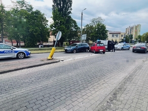 Miejsce zatrzymania sprawców, dwa radiowozy oraz dwa pojazdy biorące udział w kolicji.