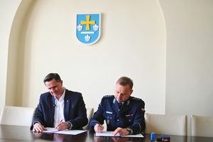 Komendant Miejski Policji w Skierniewicach wraz z Prezydentem Miasta podczas podpisywania porozumienia.