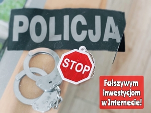 Napis policja z kajdankami obok i znakiem stop oraz dodany napis &quot;fałszywym inwestycjom w internecie&quot;.