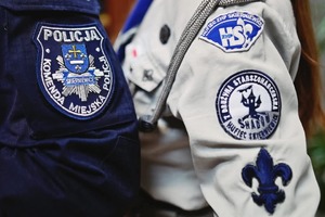 Naszywki policji i harcerzy obok siebie.