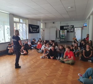 Policjantka z uczniami.