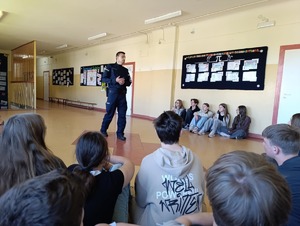 Policjant z uczniami.