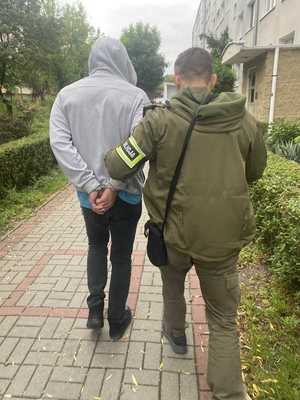 Policjant z zatrzymanym.