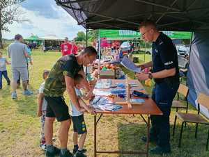 Policjanci na pikniku z okazji dnia dziecka w miejscowości Słupia.