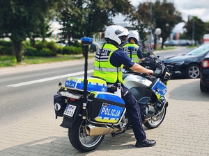 Policjanci na motocyklach.