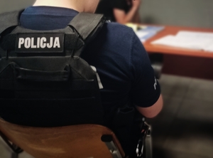 Policjant z zatrzymanym w Komendzie Miejskiej Policji w Skierniewicach.