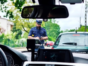 Policjant ruchu drogowego podczas kontroli drogowej.