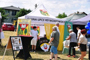 Uczestnicy zwiedzający stoiska.