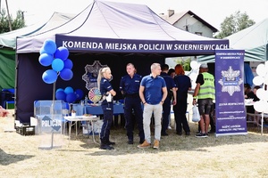Namiot Komendy Miejskiej Policji w  Skierniewicach wraz z policjantami.