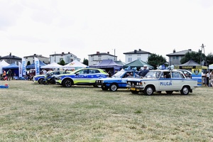 Policyjne radiowozy.
