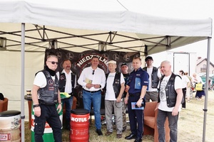 Prezydent Miasta Skierniewice wraz z Komendantem Miejskim Policji w Skieriewicach z grupą motocyklową.