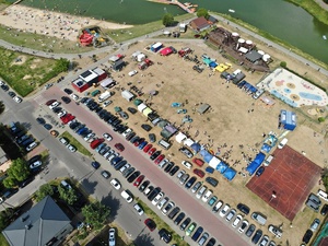 Piknik rodzinny z perspektywy lotu ptaka.