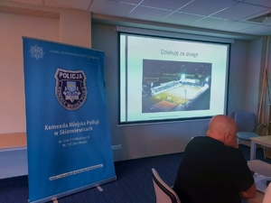 Baner Komendy Miejskiej Policji w Skierniewicach.