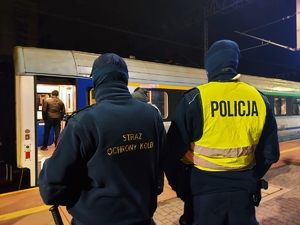 Policja w patrolu wraz z SOK.