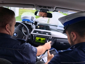 Policjanci drogówki w radiowozie.