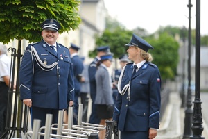 Policjanci podczas przygotowań do święta.