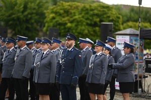 Policjanci ustawieni w pododdziały na placu.