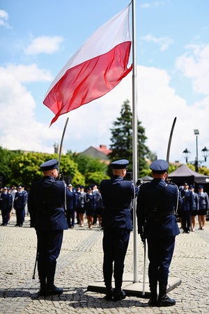 Policjanci z flagą Polski.