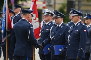 Policjanci odbierający nominację na wyższy stopień służbowy.
