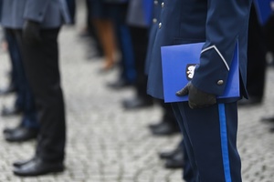 Akt mianowania trzymany przez policjanta.