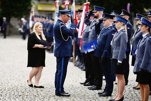 Policjanci odbierający nominację na wyższy stopień służbowy.
