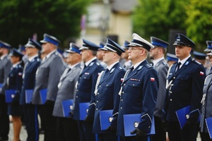 Policjanci odbierający nominację na wyższy stopień służbowy.