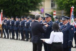 Policjanci odbierający nominację na wyższy stopień służbowy.