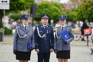 Policjantki z komendantem.
