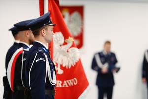 Sztandar Policji podczas uroczystości.
