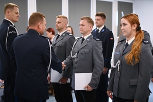 Policjanci otrzymujący akty mianowania.