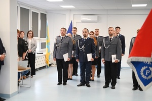 Policjanci otrzymujący akty mianowania.