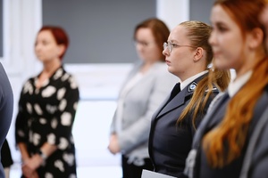 Policjanci otrzymujący akty mianowania.
