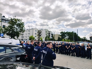 Policjanci podczas zbiórki z dowódcą.