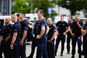 Policjanci przygotowujący się do działań.