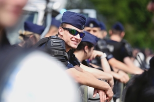 Policjanci przygotowujący się do działań.