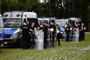 Policjanci przygotowujący się do działań.
