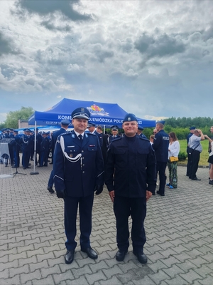 Młody funkcjonariusz z Komendantem Miejskim Policji w Skierniewicach.