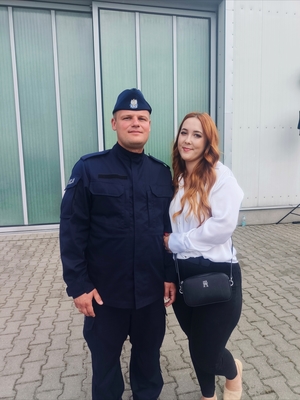 Nowoprzyjęty policjant wraz z żoną sierżant Anną Kędzierską.