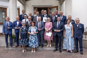 Zdjęcie grupowe uczestników uroczystości.