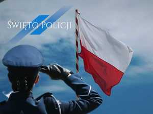 Funkcjonariuszka salutująca do flagi państwowej.