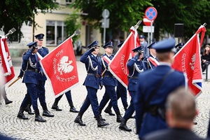 Poczty sztandarowe podczas uroczystego apelu.
