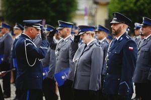 Policjantka otrzymująca nominację na stopień służbowy.