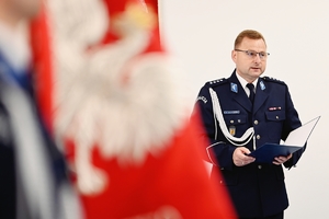 Komendant Miejski Policji w Skierniewicach podczas przemówienia.